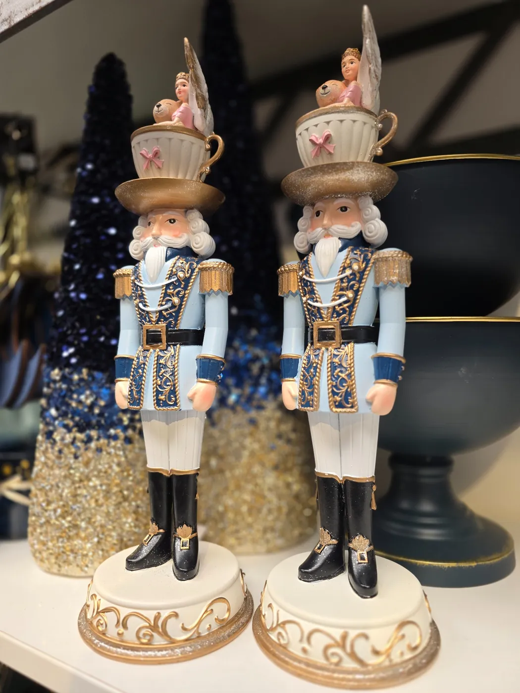 Zwei festliche Nussknackerfiguren