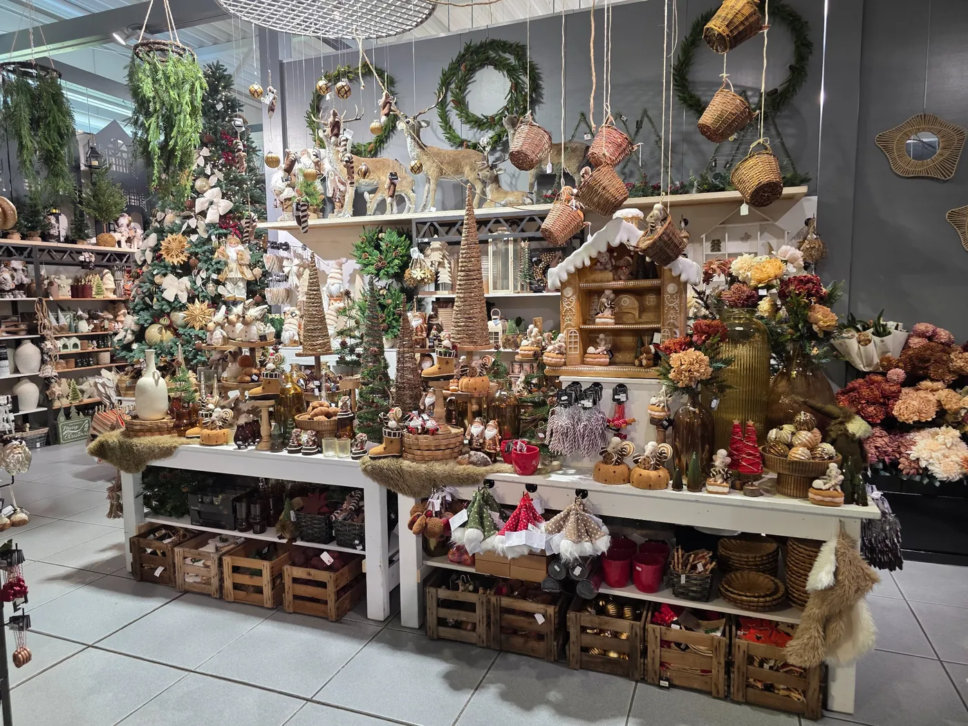 Weihnachtliche Dekoration auf einer großen Ausstellungsfläche