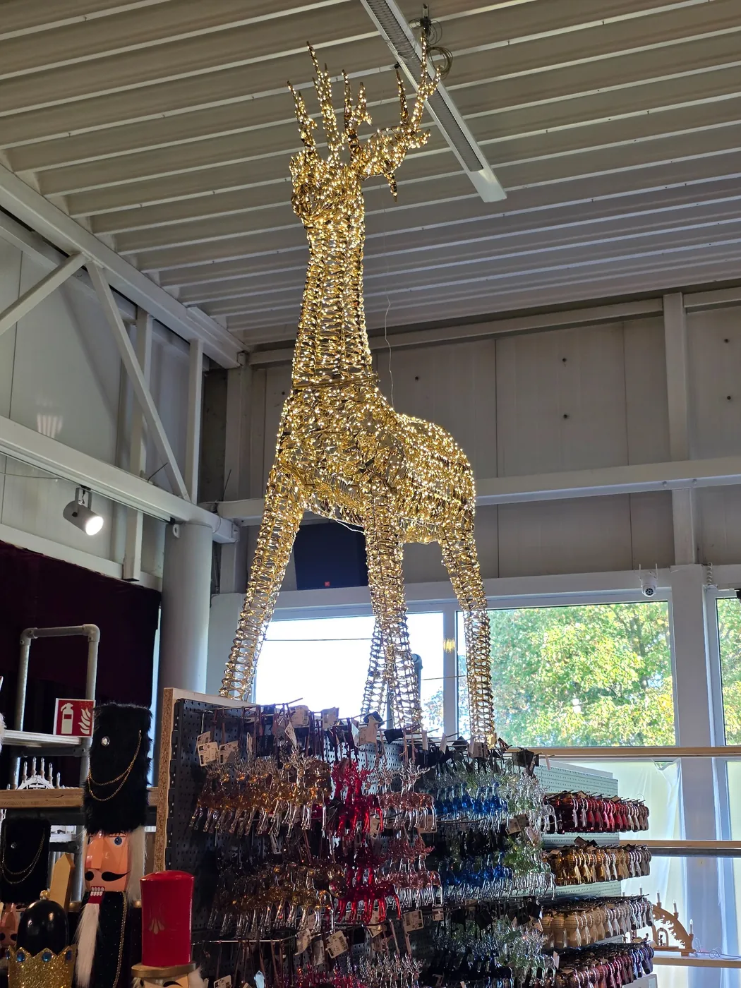 Leuchtende Giraffenfigur in der Ausstellung