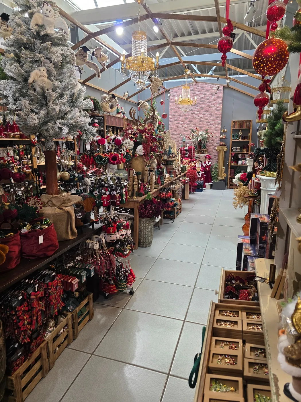 Weihnachtlich geschmückter Gang mit vielen Dekorationsideen