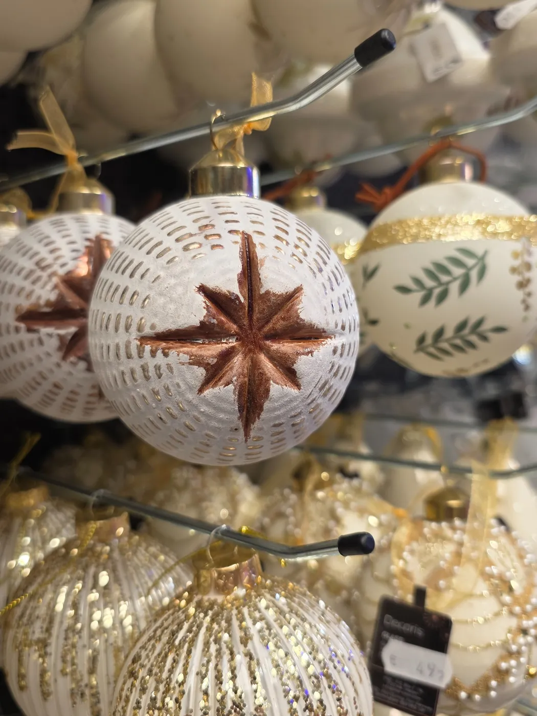 Glitzernde und geflochtene Christbaumkugeln
