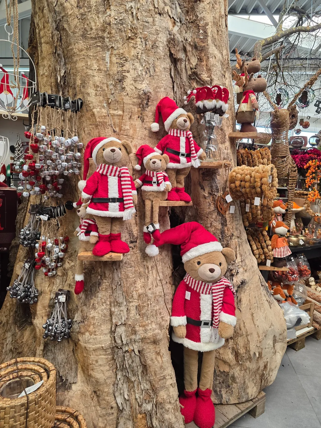 Kleine Weihnachtsfiguren vor rustikaler Kulisse