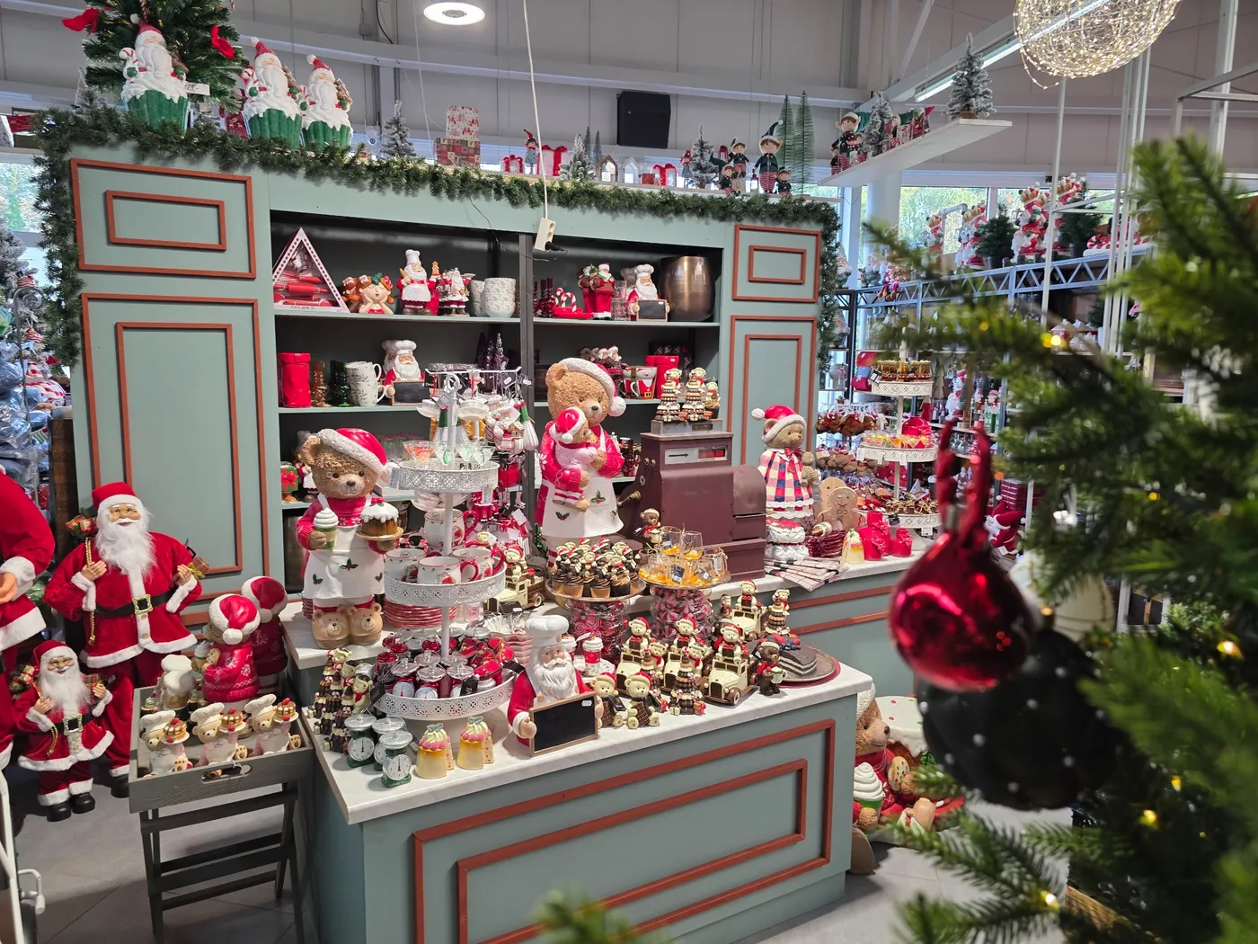 Farbenfrohe Weihnachtsausstellung mit vielen Figuren